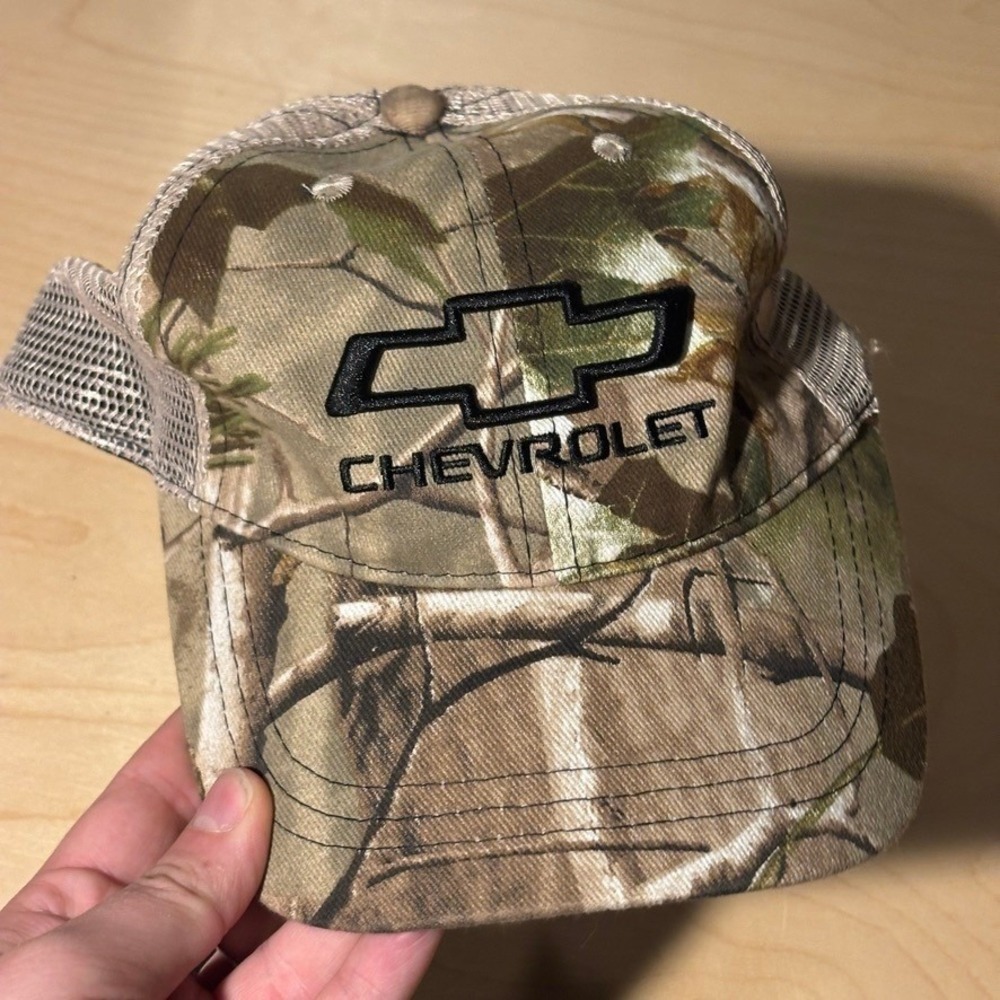 Chevrolet Trucker Hat Mens Sz OSFM Camo Embroidered Mesh Snapback Cap